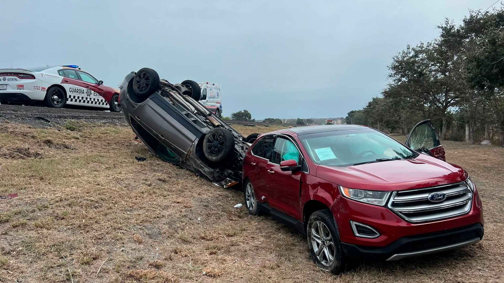 Dos Camionetas Se Vuelcan Cerca de González, Tamaulipas