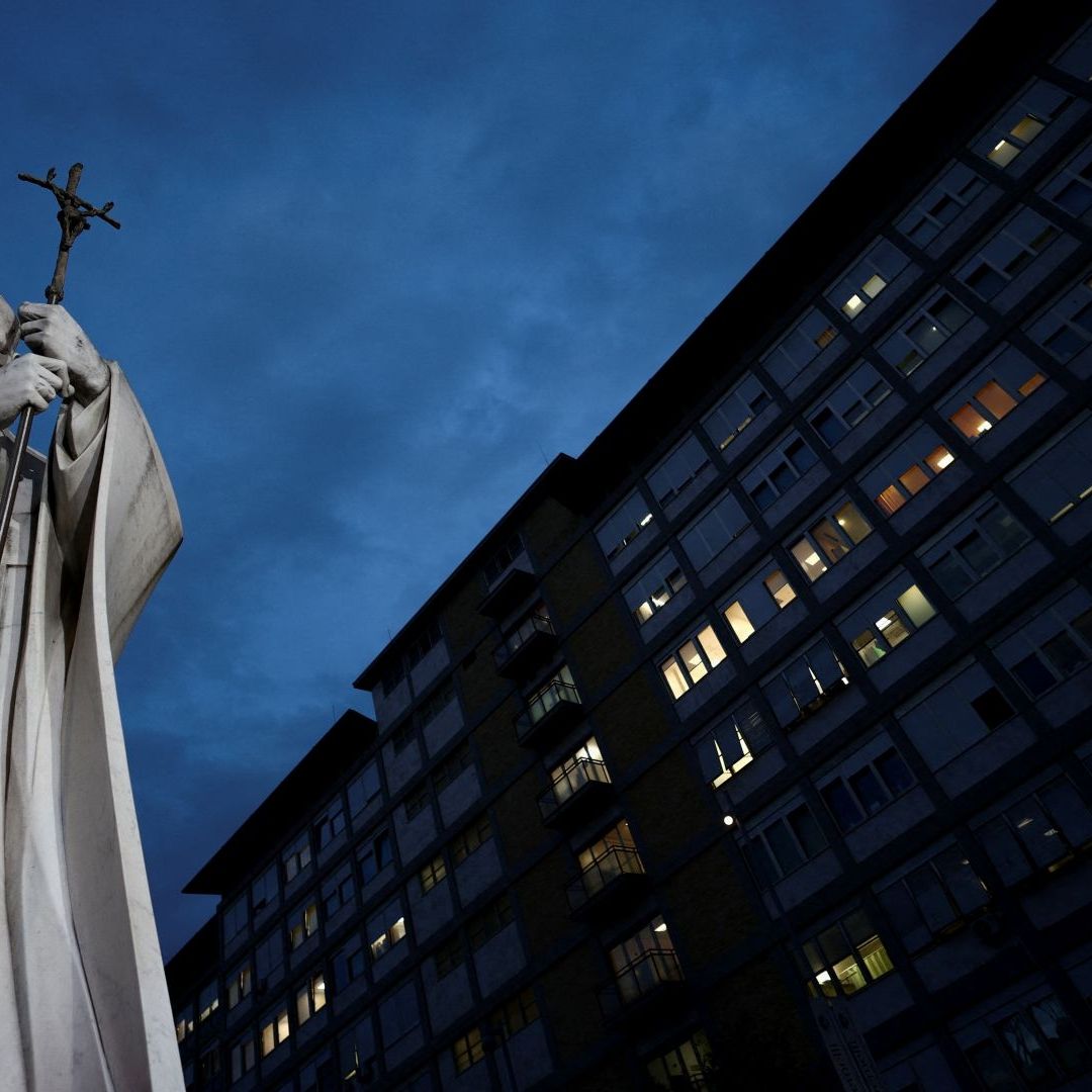 Estatua del Papa Juan Pablo II y del Hospital Gemelli, donde el Papa Francisco está ingresado