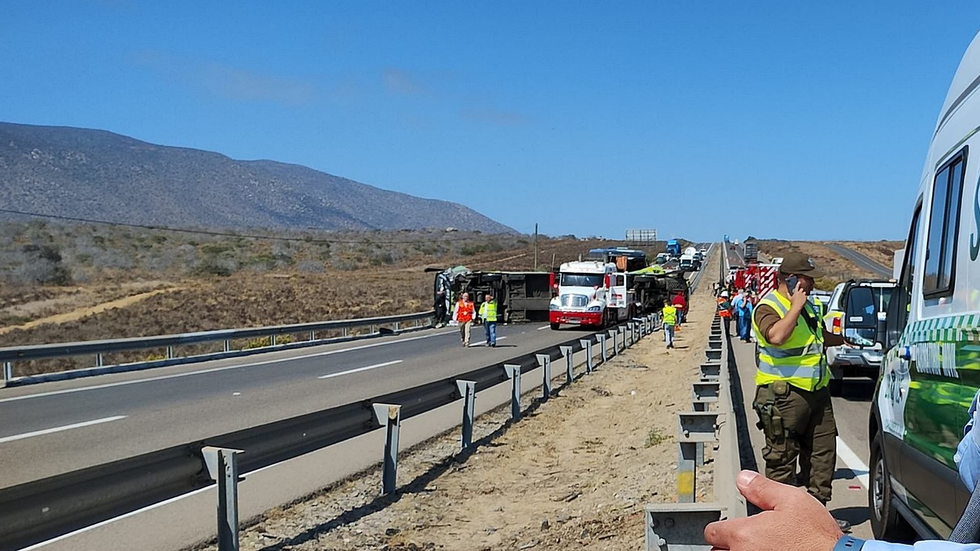 Autobús volcado en autopista de Chile