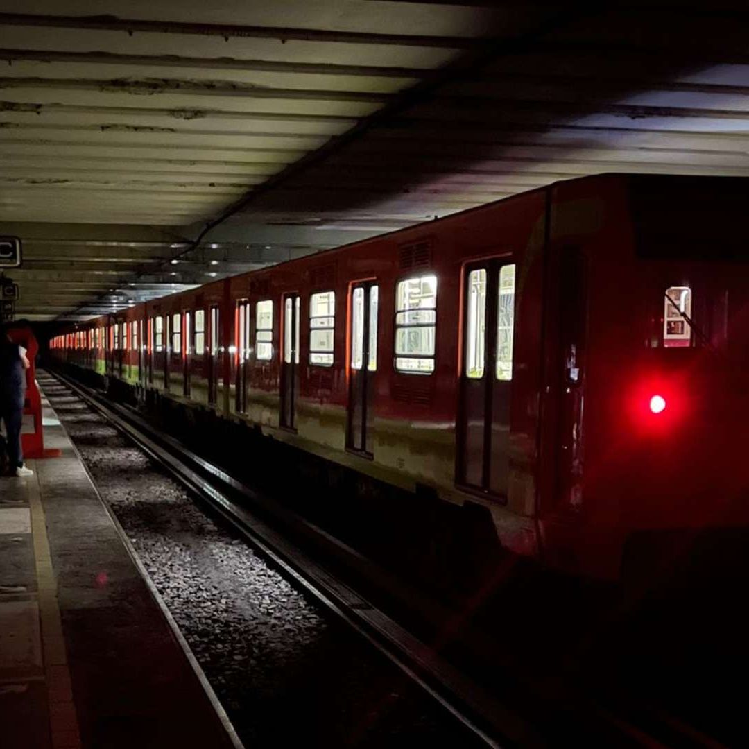 Debido a la revisión del sistema eléctrico, se detuvo el servicio en Chabacano a Tacubaya