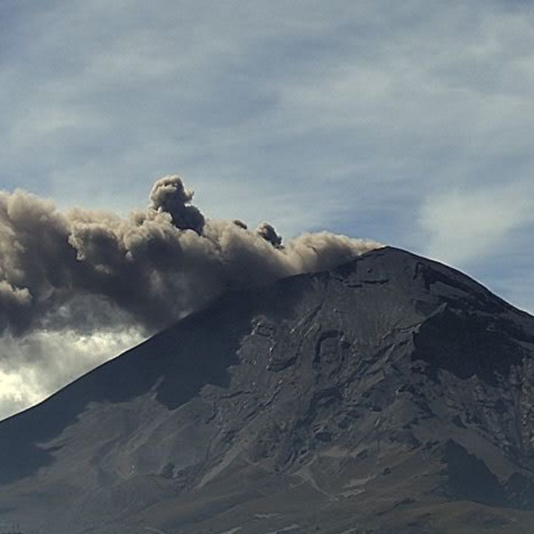 Cierran temporalmente aeropuerto de Puebla debido a la caída de ceniza.