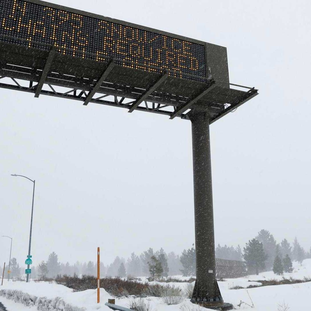 Tormenta en California y Nevada provoca cierre de carreteras y los deja sin electricidad