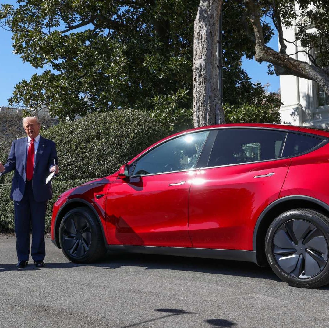 Donald Trump muestra apoyo a Elon Musk con la compra de un automóvil Tesla.