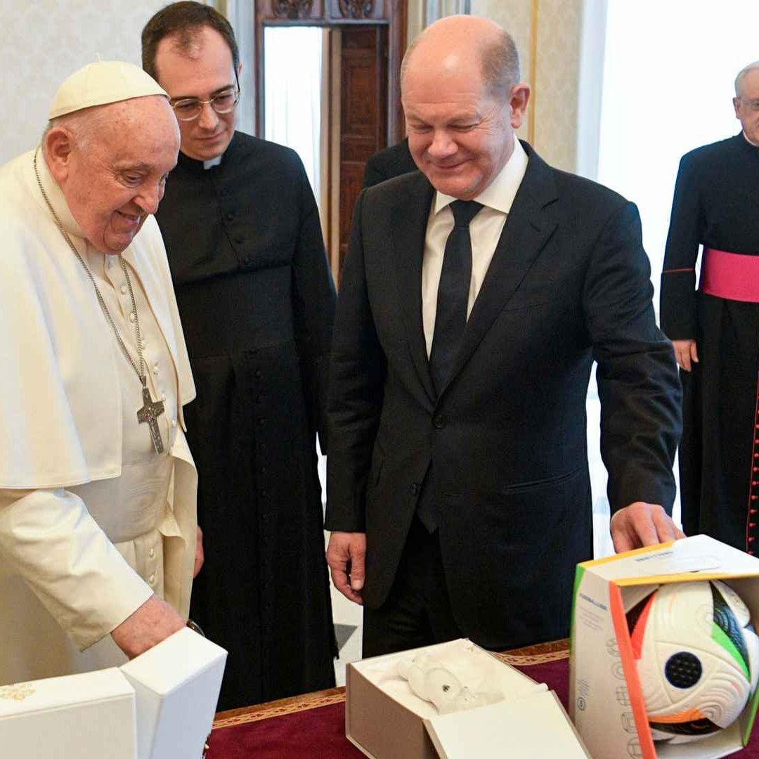 Canciller Scholz regala al papa Francisco el balón oficial de la Eurocopa 2024