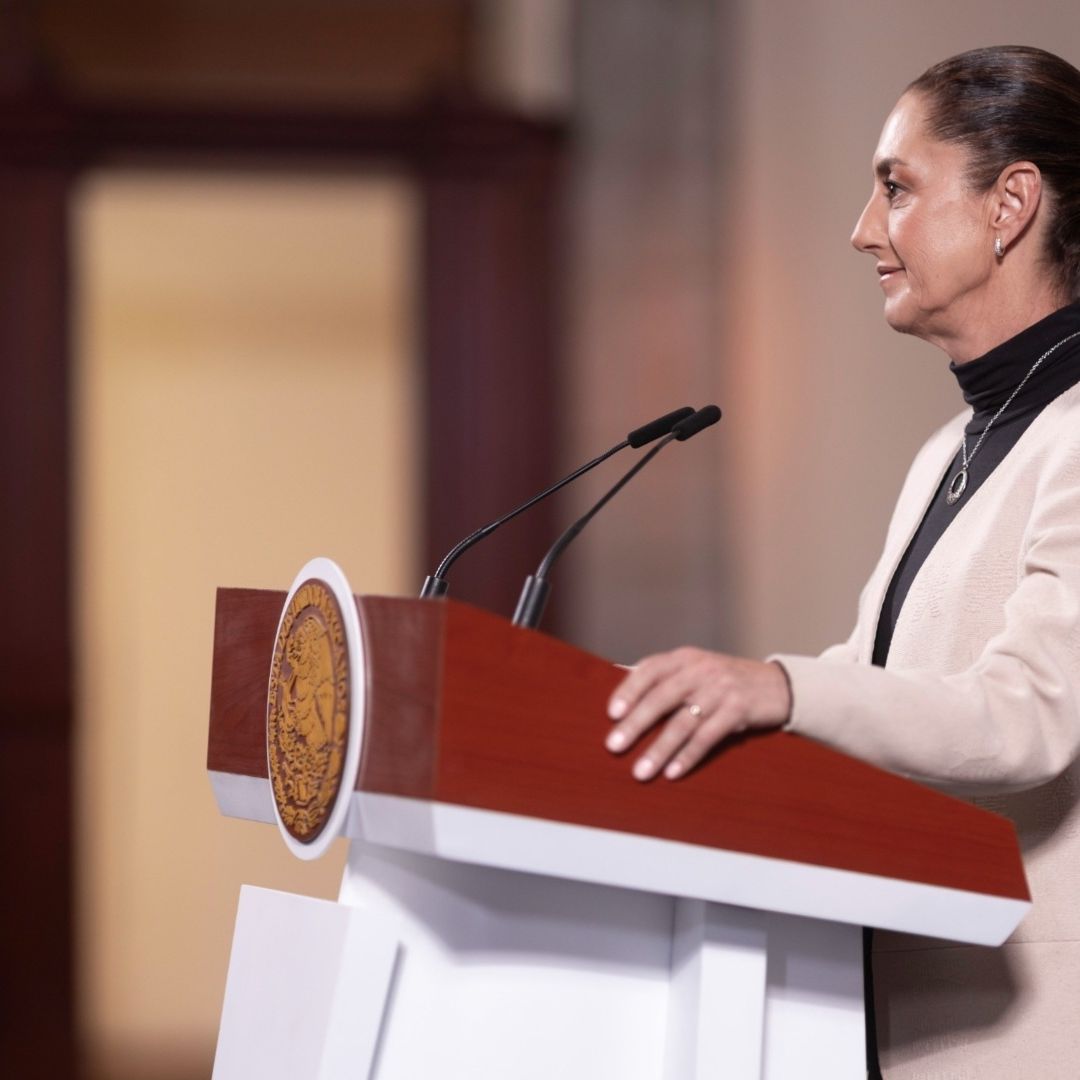 Claudia Sheinbaum frente al micrófono en Palacio Nacional