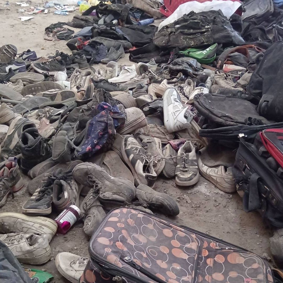 ropa y zapatos encontrados en el rancho en Teuchitán