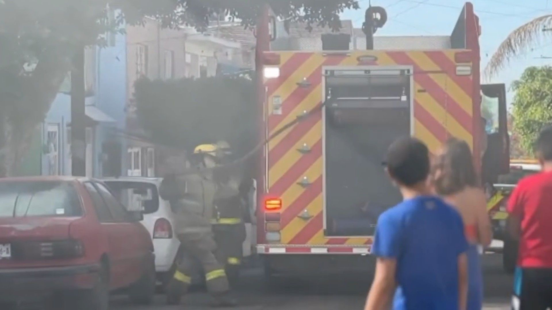 Bomberos Salvan a 3 Niños de una Casa que se Incendiaba en Lomas de la Piscina en León