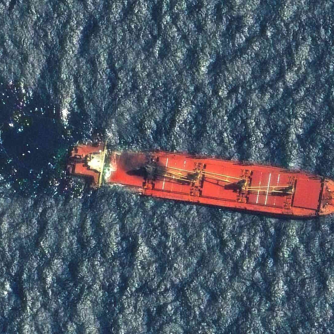Buque Británico Atacado por Hutíes Se Hunde en el Mar Rojo y Desata Catástrofe Medioambiental