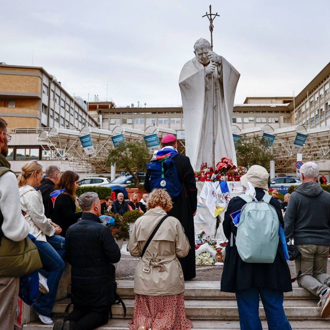 Estado de Salud del Papa Francisco Sigue Mejorando y Pasa una Noche Tranquila