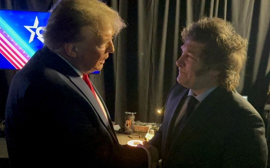 Donald Trump declara en un mitin su amor por Javier Milei