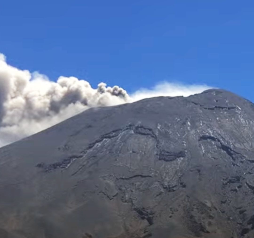 Ceniza del Volcán Popocatépetl Cubre Vehículos en Puebla