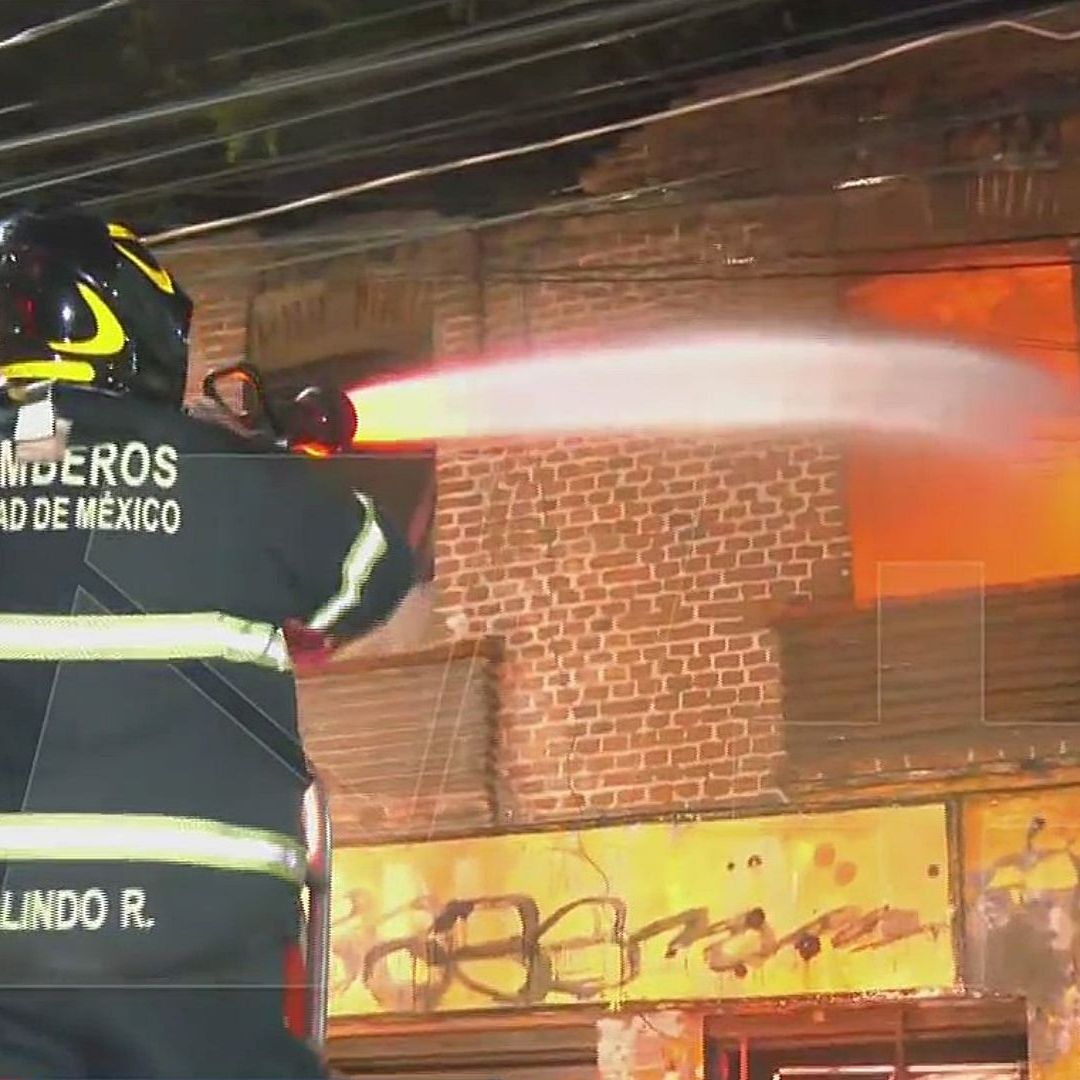 Bomberos combaten incendio en la colonia Morelos