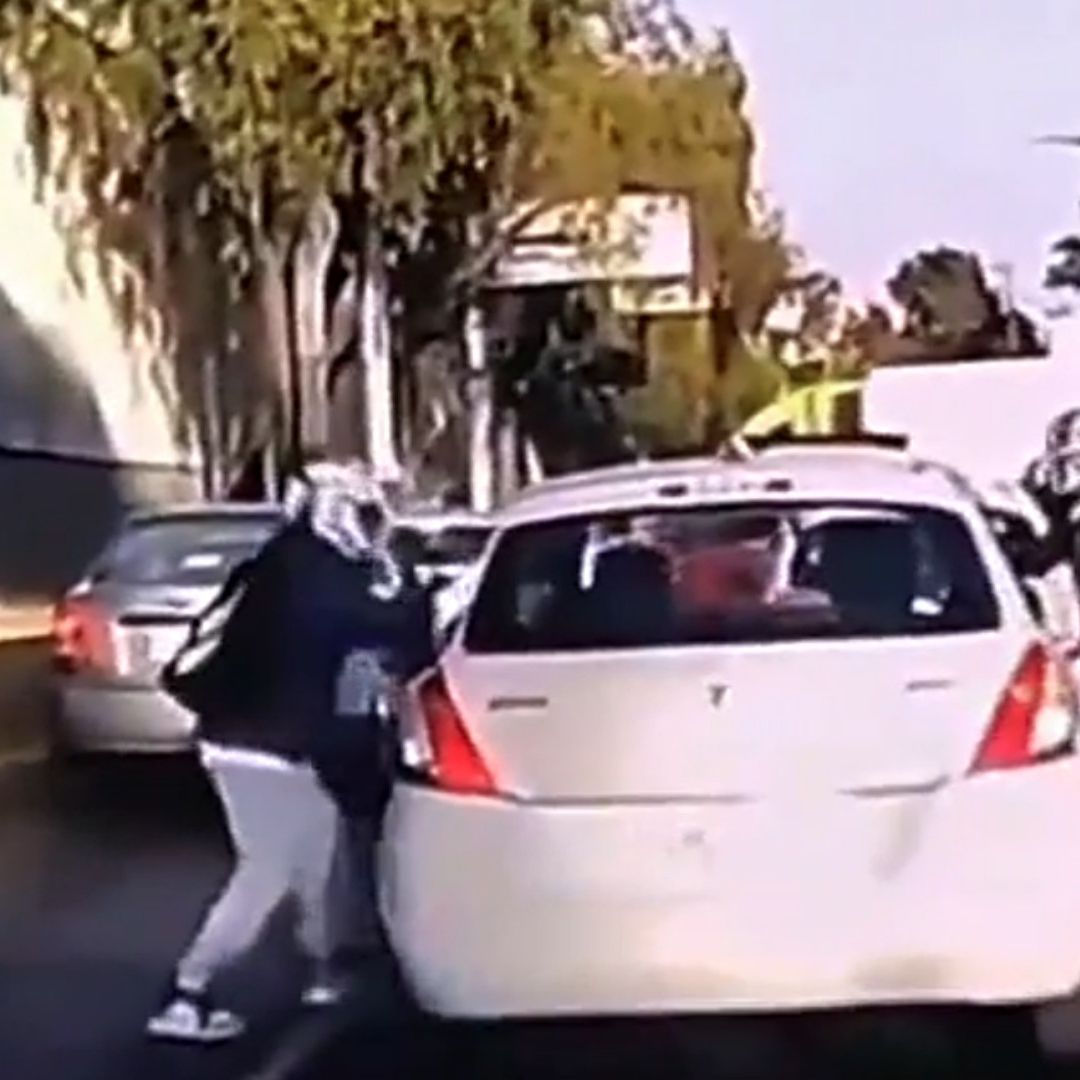 Tres sujetos asaltan a automovilista en CDMX
