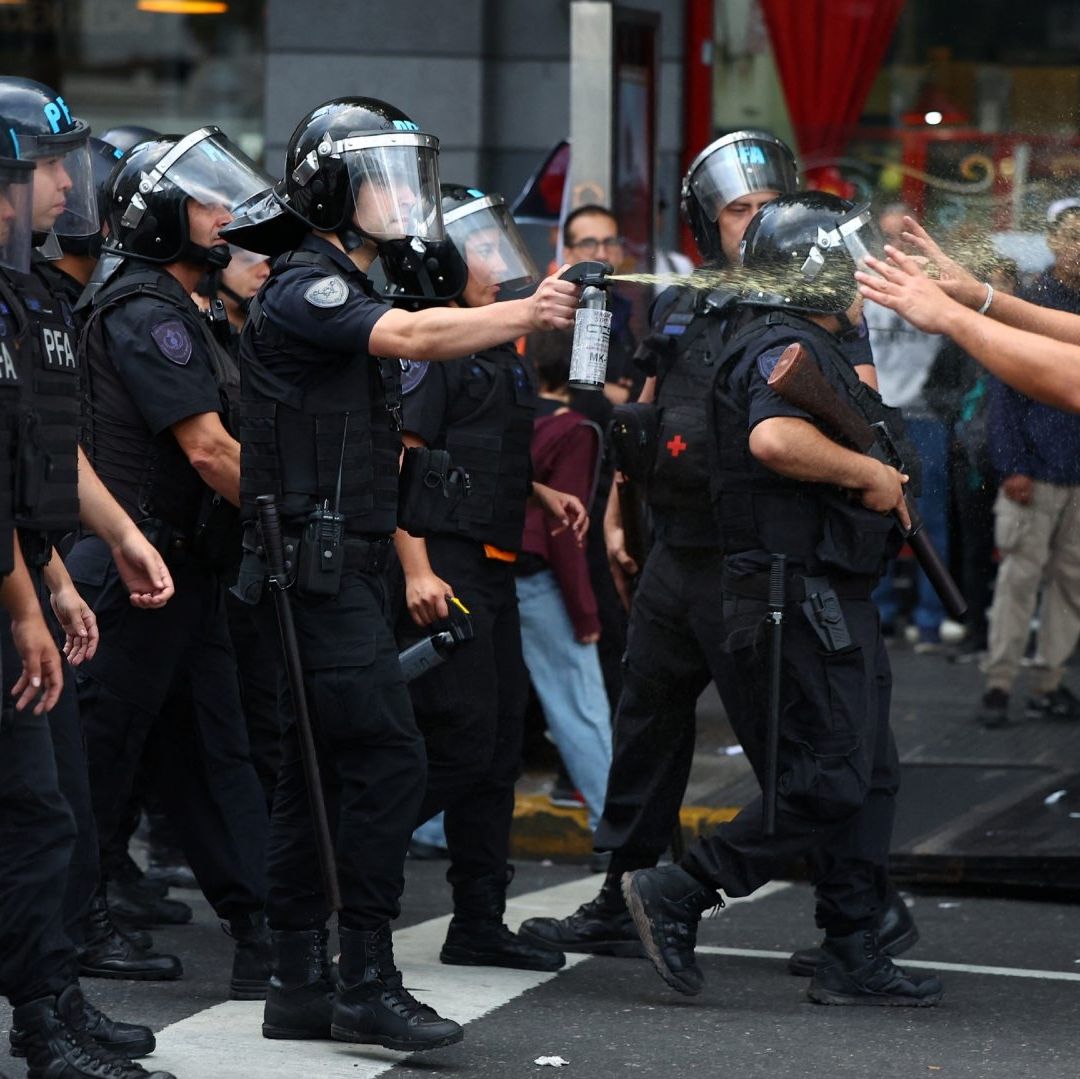 Policías y manifestantes se enfrentaron en Argentina.