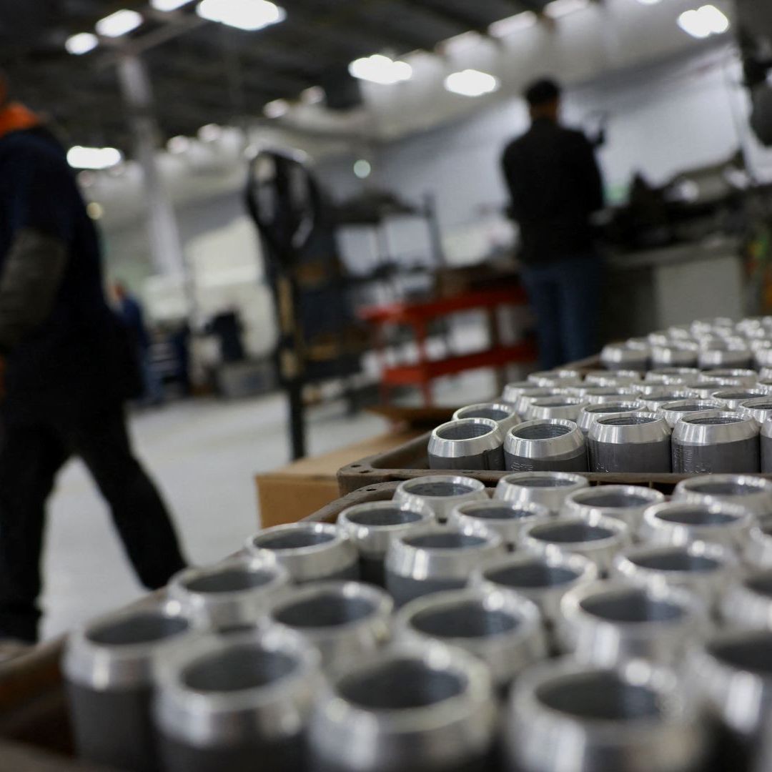 Empleados trabajan en fábrica de aluminio y acero