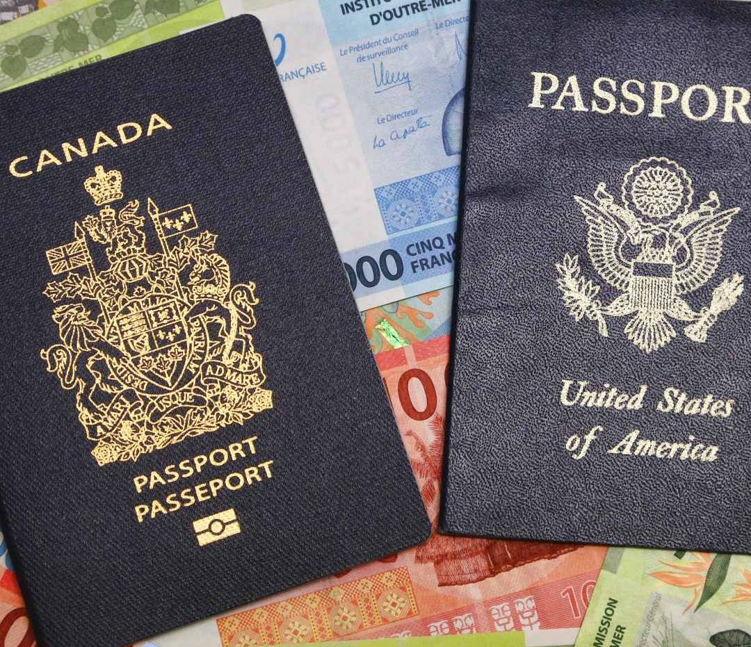 Pasaportes de Canadá y Estados Unidos sobre billetes