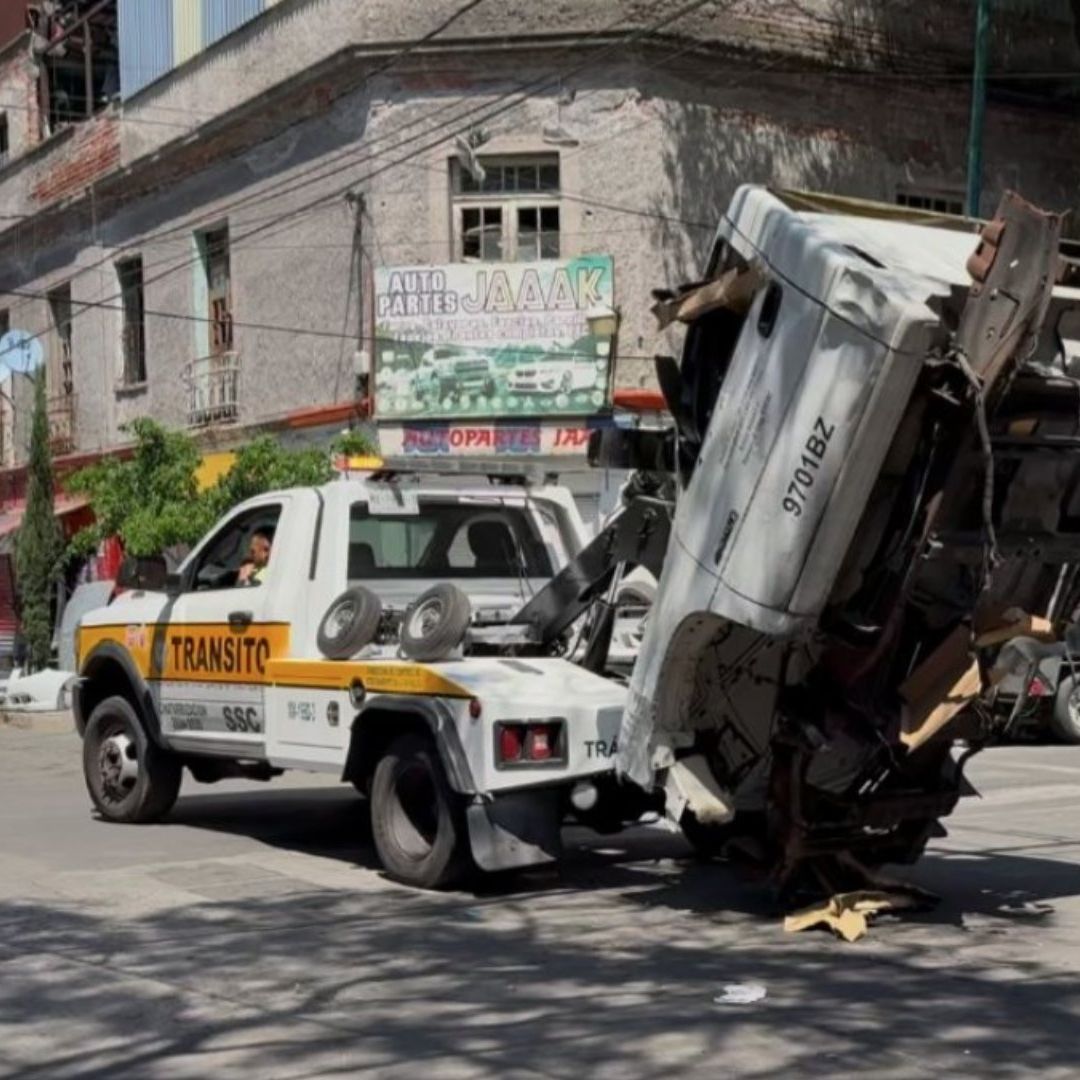 Autoridades retiran un vehículo que fue abandonado en la vía pública. Foto: N+