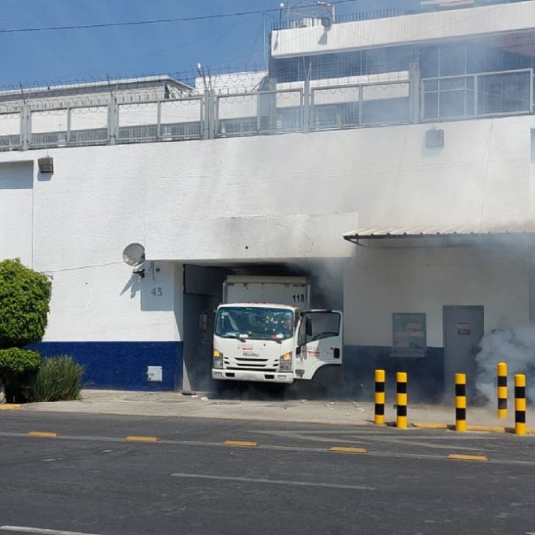 Normalistas atacan Centro Federal de Arraigos