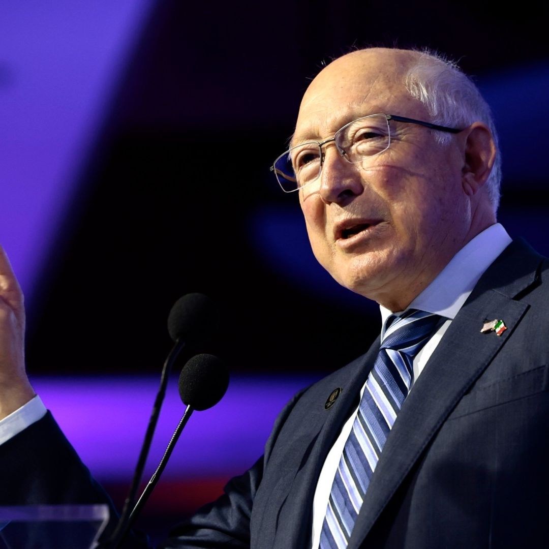 El embajador de Estados Unidos en México, Ken Salazar, habla durante la 107 Asamblea General de Socios de la American Chamber México