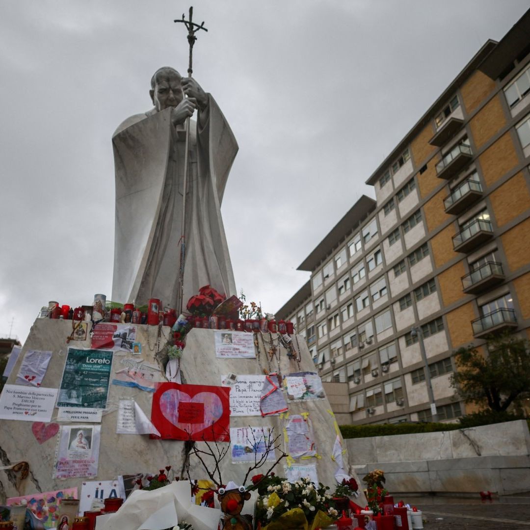 Recuperación del Papa Francisco Continúa: Tuvo Otra Noche Tranquila en el Hospital Gemelli