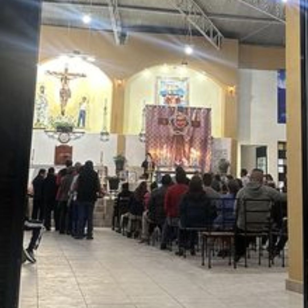 Sacerdote Corre de Misa a Mamá e Hijo por Hacer Mucho Ruido