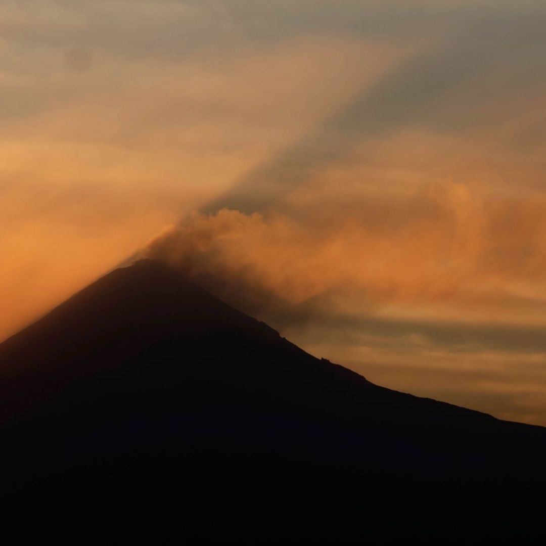 Video | Popocatépetl Lanza Material Incandescente Mientras Cruza Estrella Fugaz
