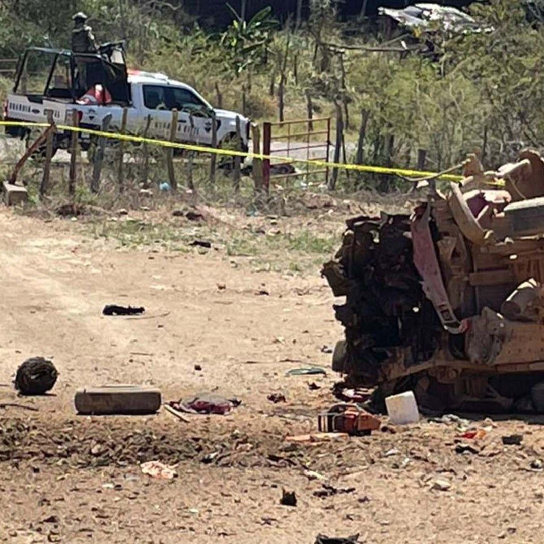 Un vehículo quedó completamente volcado y los cuerpos desmembrados de tres personas. Foto: Cuartoscuro