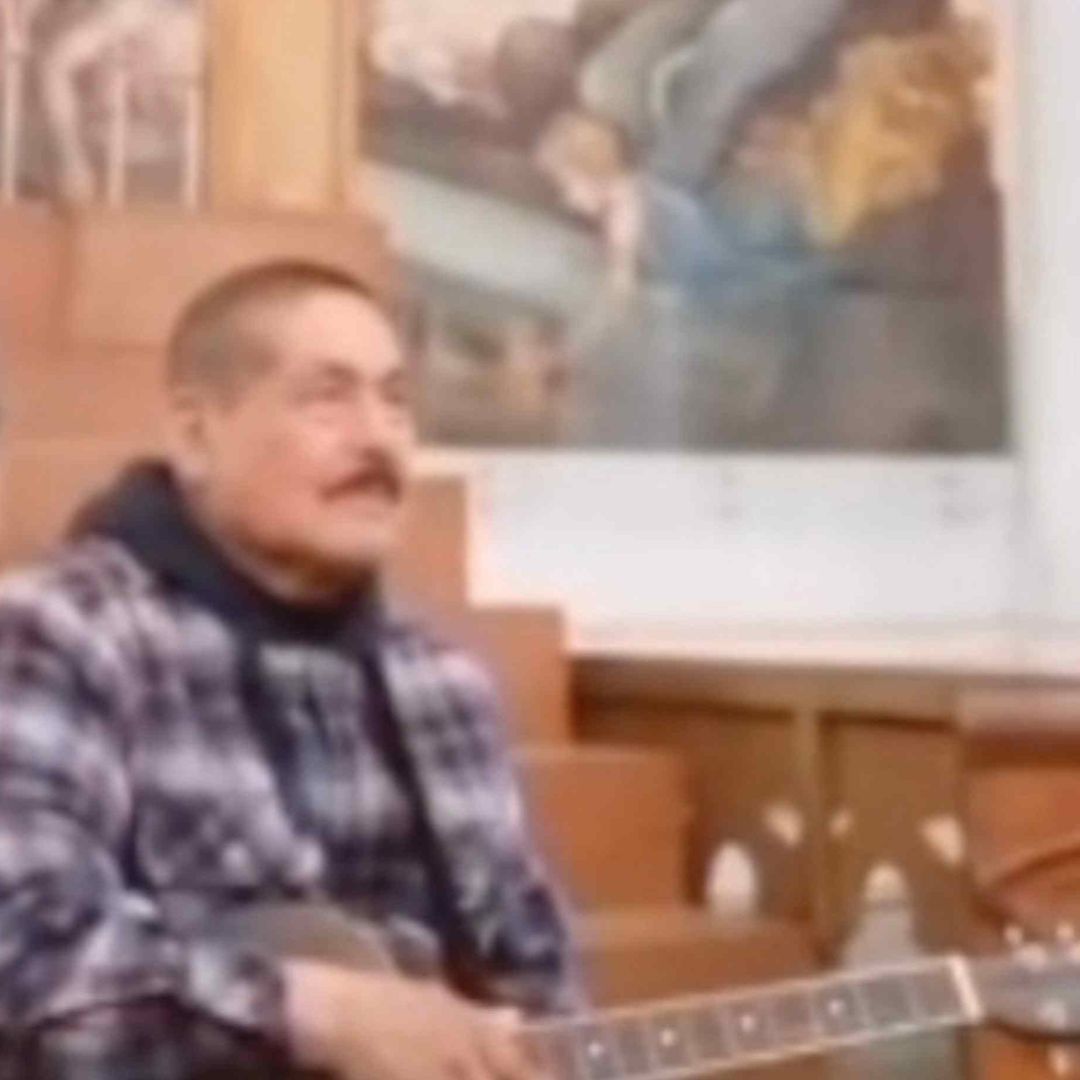 La cantante captó el momento, en que el supuesto ladrón le roba sus cosas en el Templo del Expiatorio en León.