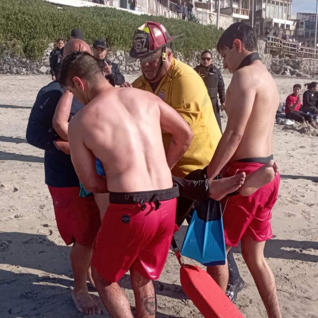 Rescatan a mujer salvadoreña del mar en Playas de Tijuana