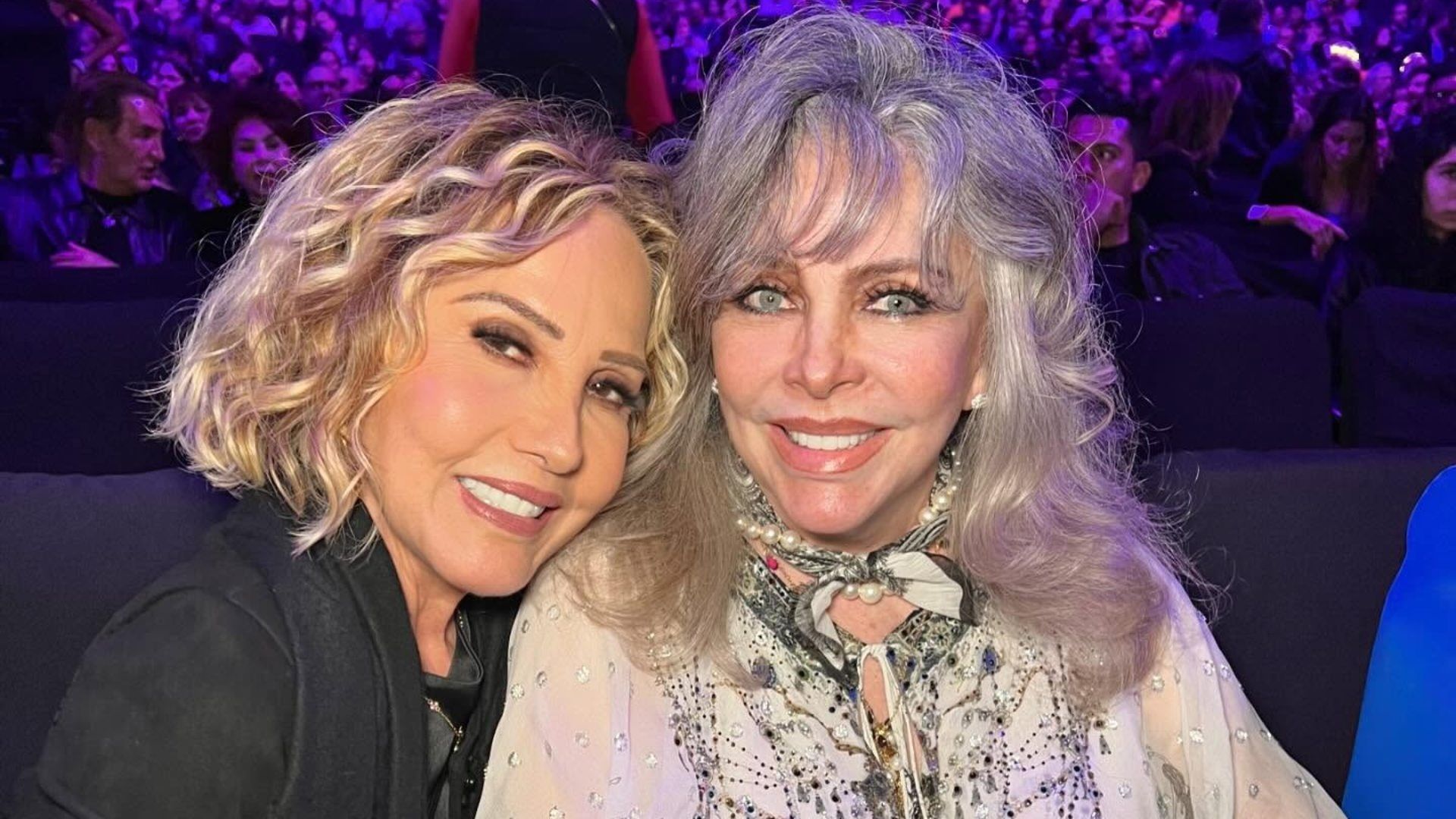 Silvia Galván posa en foto junto a Verónica Castro