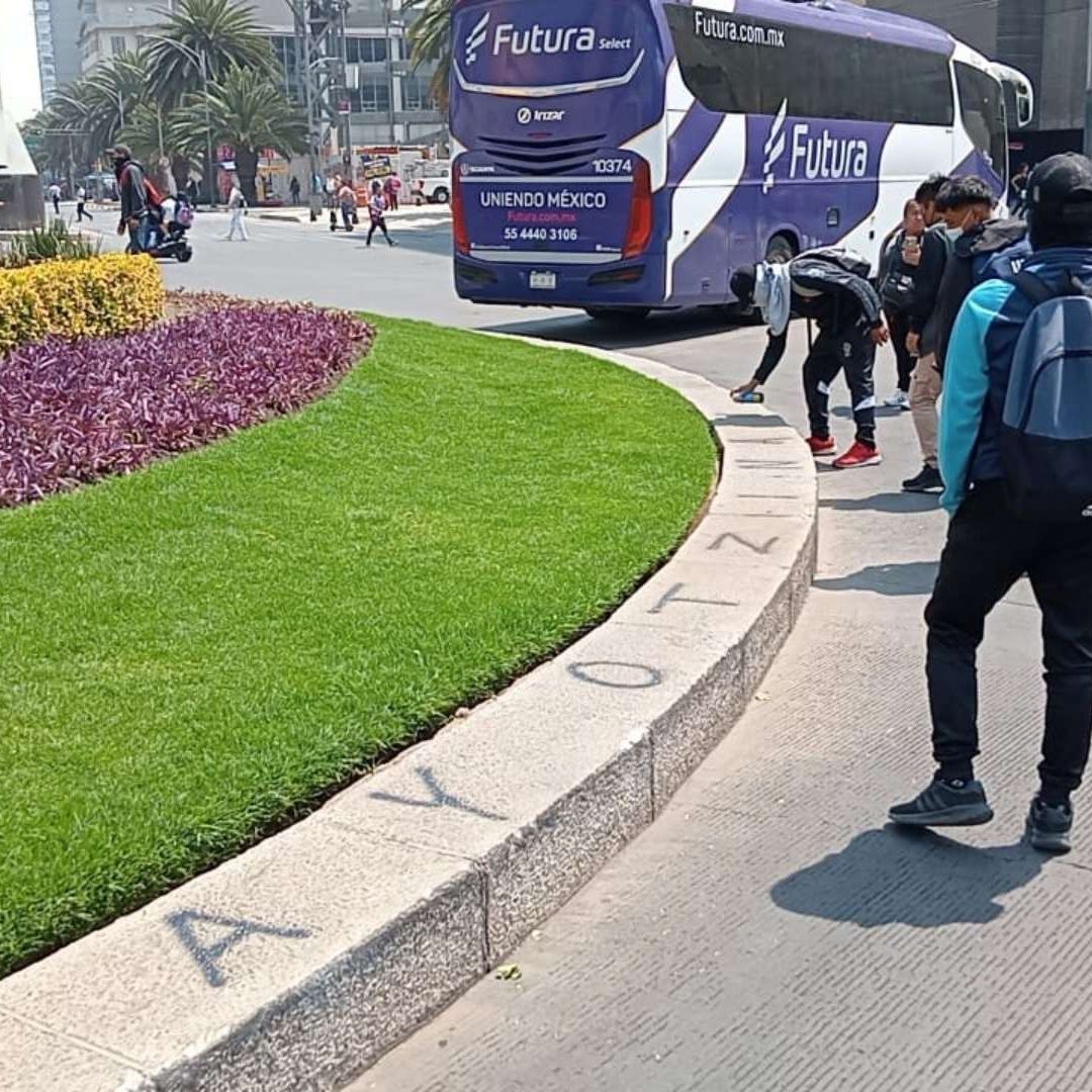 Normalistas de Ayotzinapa realizan pintas en Reforma y Bucareli.