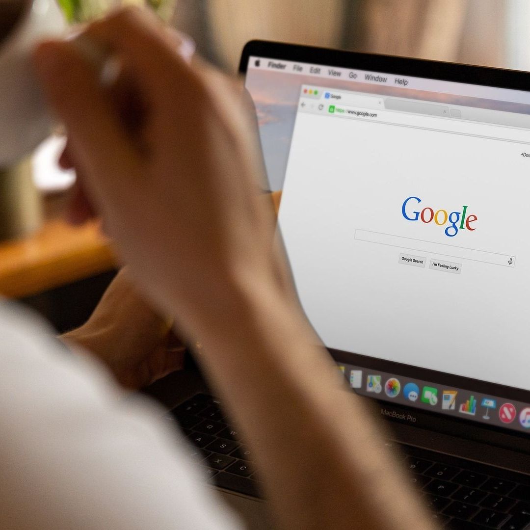 El navegador de Google Chrome permite la posibilidad de guardar las contraseñas; así puedes visualizarlas