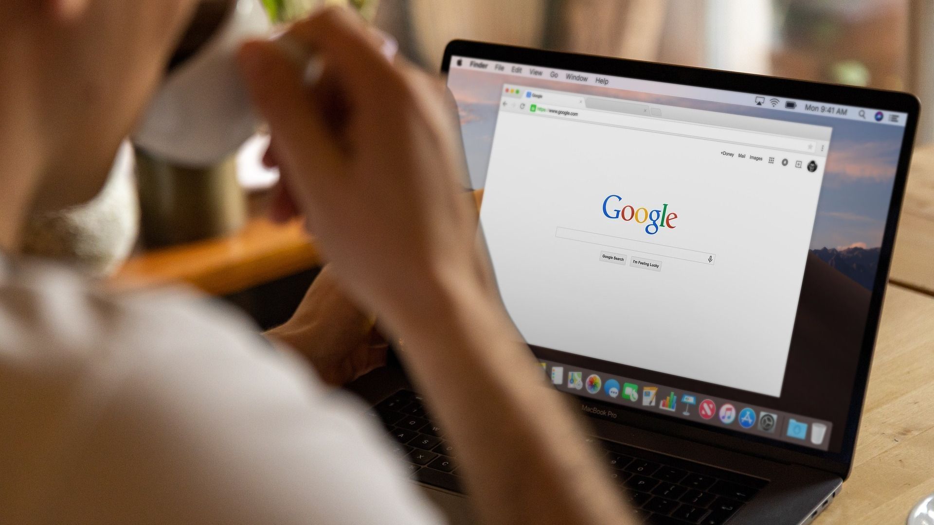 El navegador de Google Chrome permite la posibilidad de guardar las contraseñas; así puedes visualizarlas