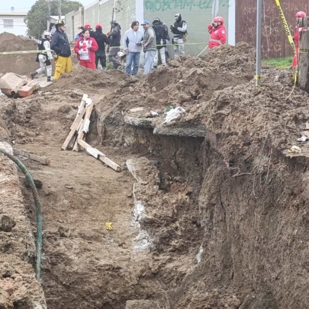Hombres caen en zanja en Tijuana