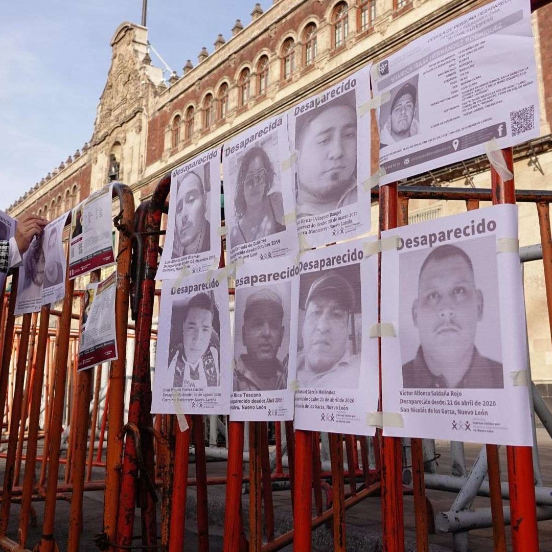 Colectivos de búsqueda de personas desaparecidas protestan frente a Palacio Nacional