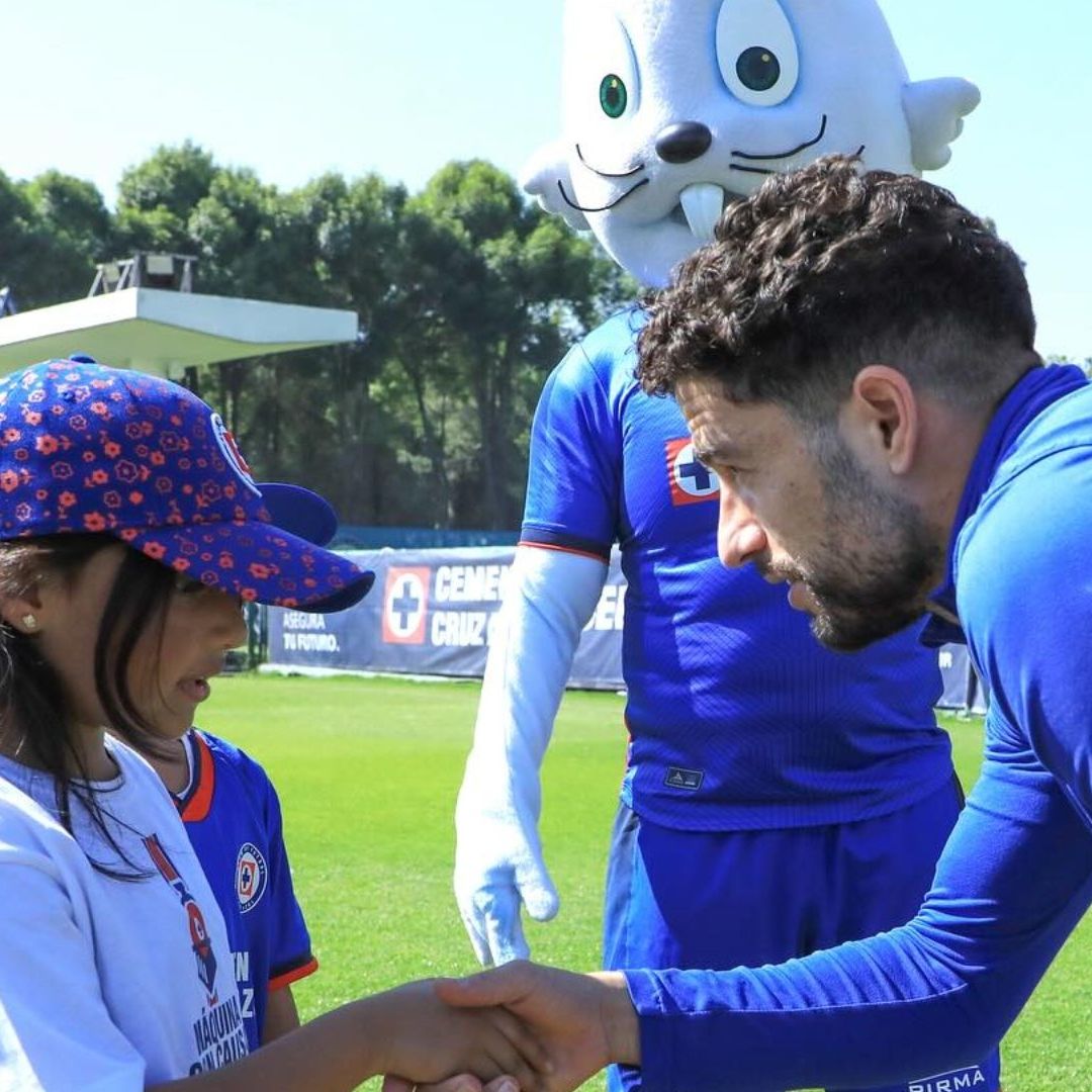 Majo sigue cumpliendo sus sueños de conocer de cerca al equipo celeste. Foto Cruz Azul