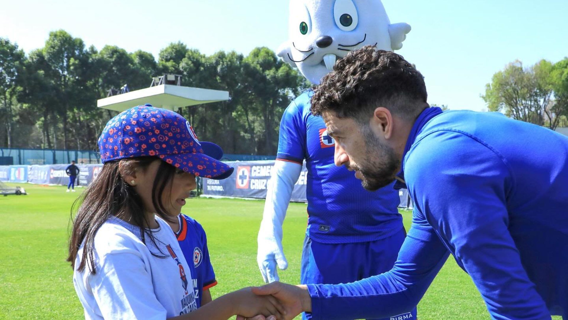 Majo sigue cumpliendo sus sueños de conocer de cerca al equipo celeste. Foto Cruz Azul