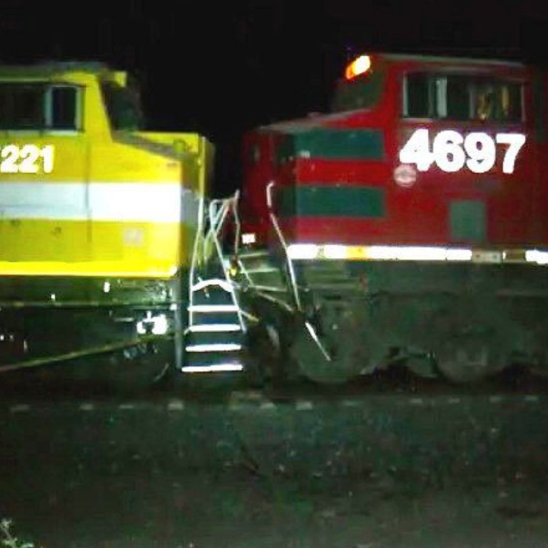 Dos trenes se impactaron de frente durante la madrugada