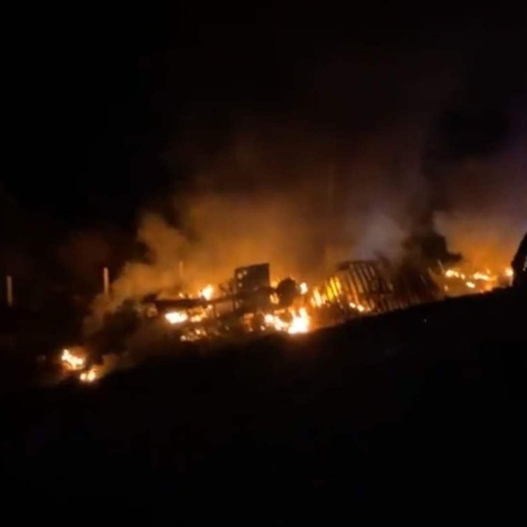 Tráiler se Incendia en la Carretera Guaymas-Hermosillo; Chofer Muere Calcinado.