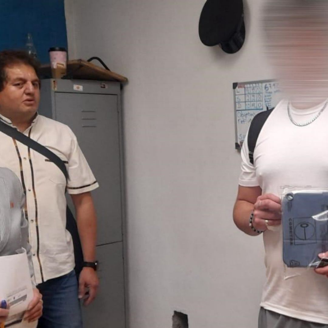 Devuelven tablet y dinero a joven que extravió pertenencias en el Metro