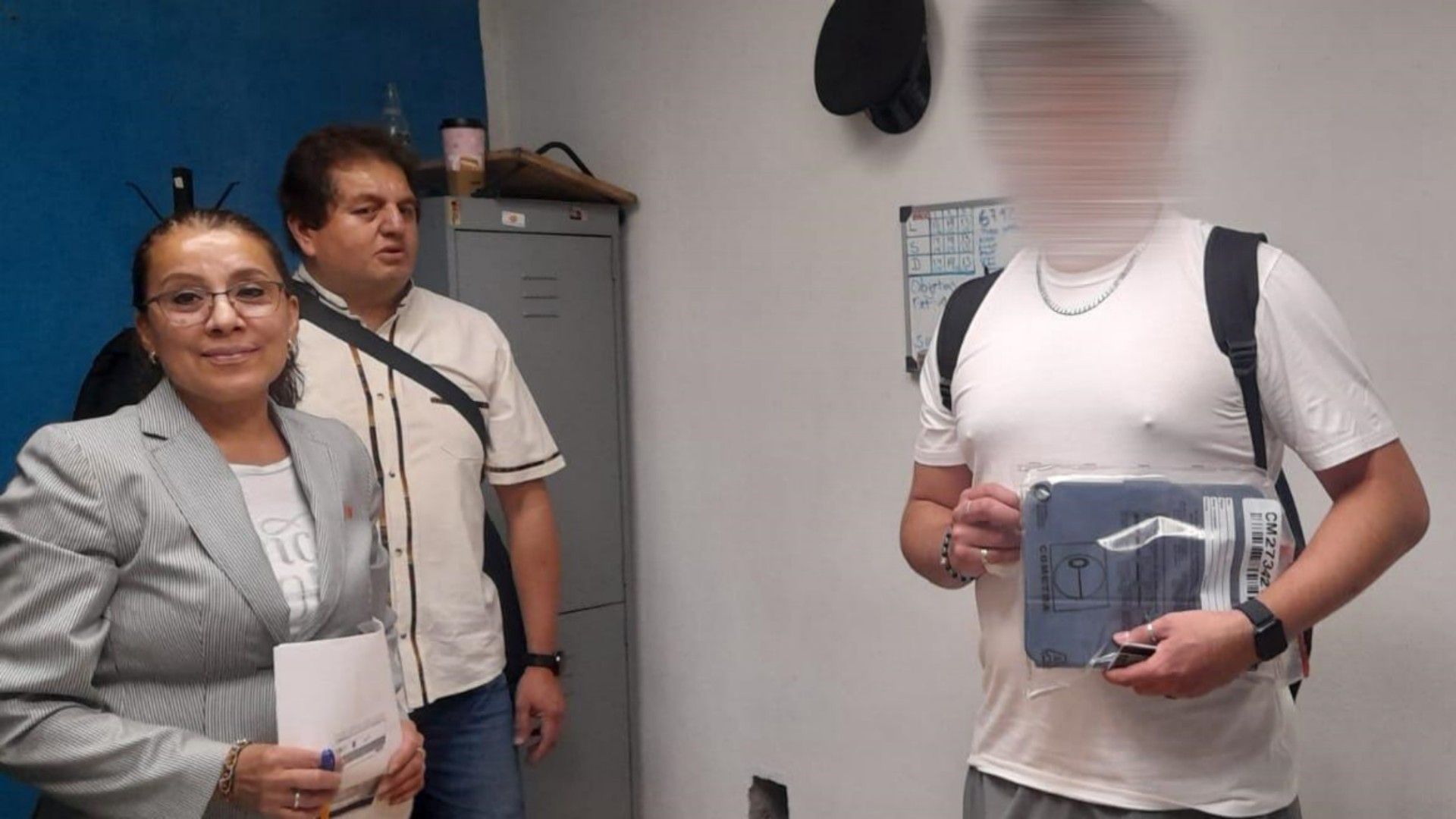Devuelven tablet y dinero a joven que extravió pertenencias en el Metro