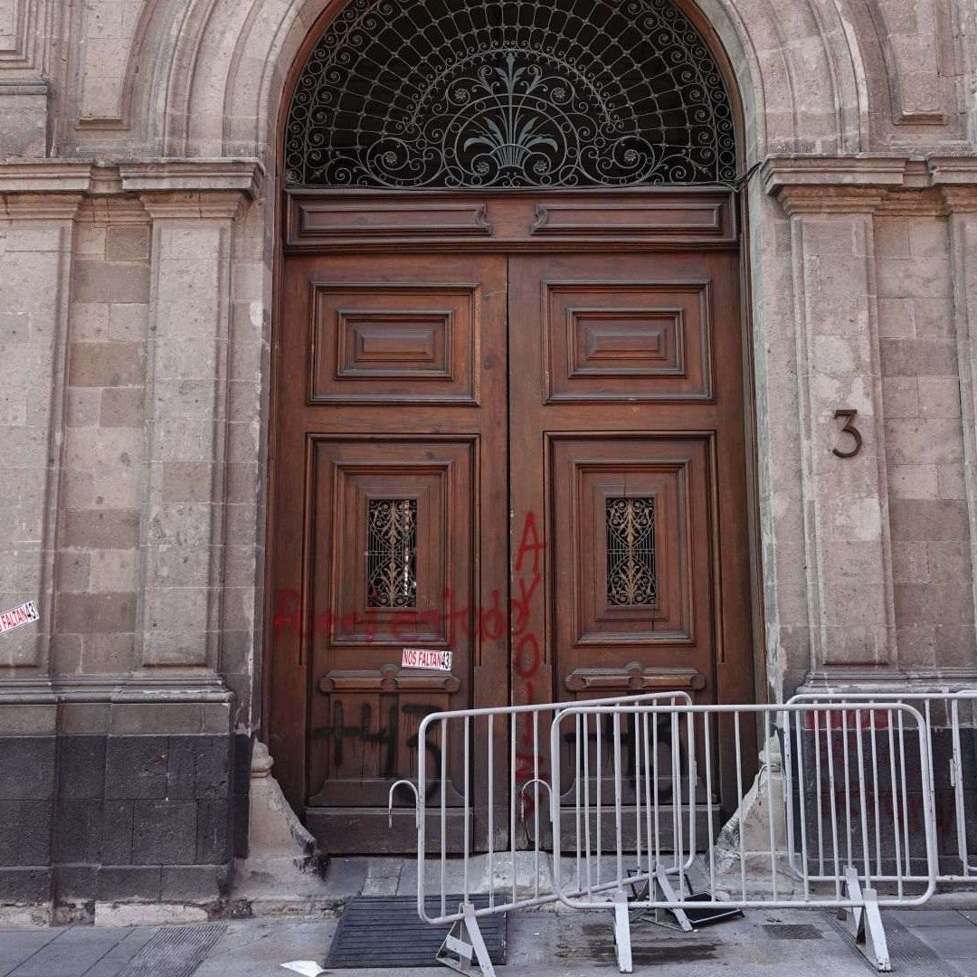 Daños en una de la spuertas de Palacio Nacional