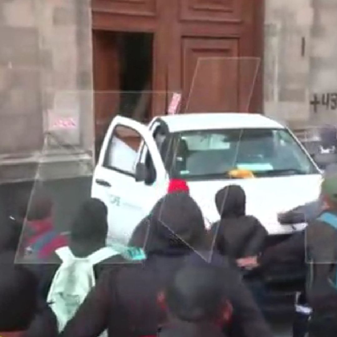 El momento exacto en el que los normalistas derribaron una puerta de Palacio Nacional quedó grabado en video