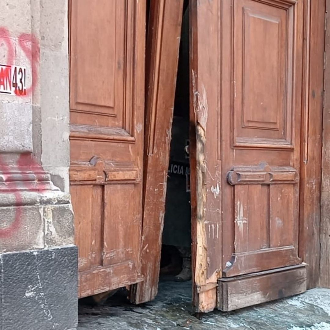 Normalitas de la Escuela Normal Rural de Ayotzinapa derribaron con una camioneta la puerta de Moneda de Palacio Nacional
