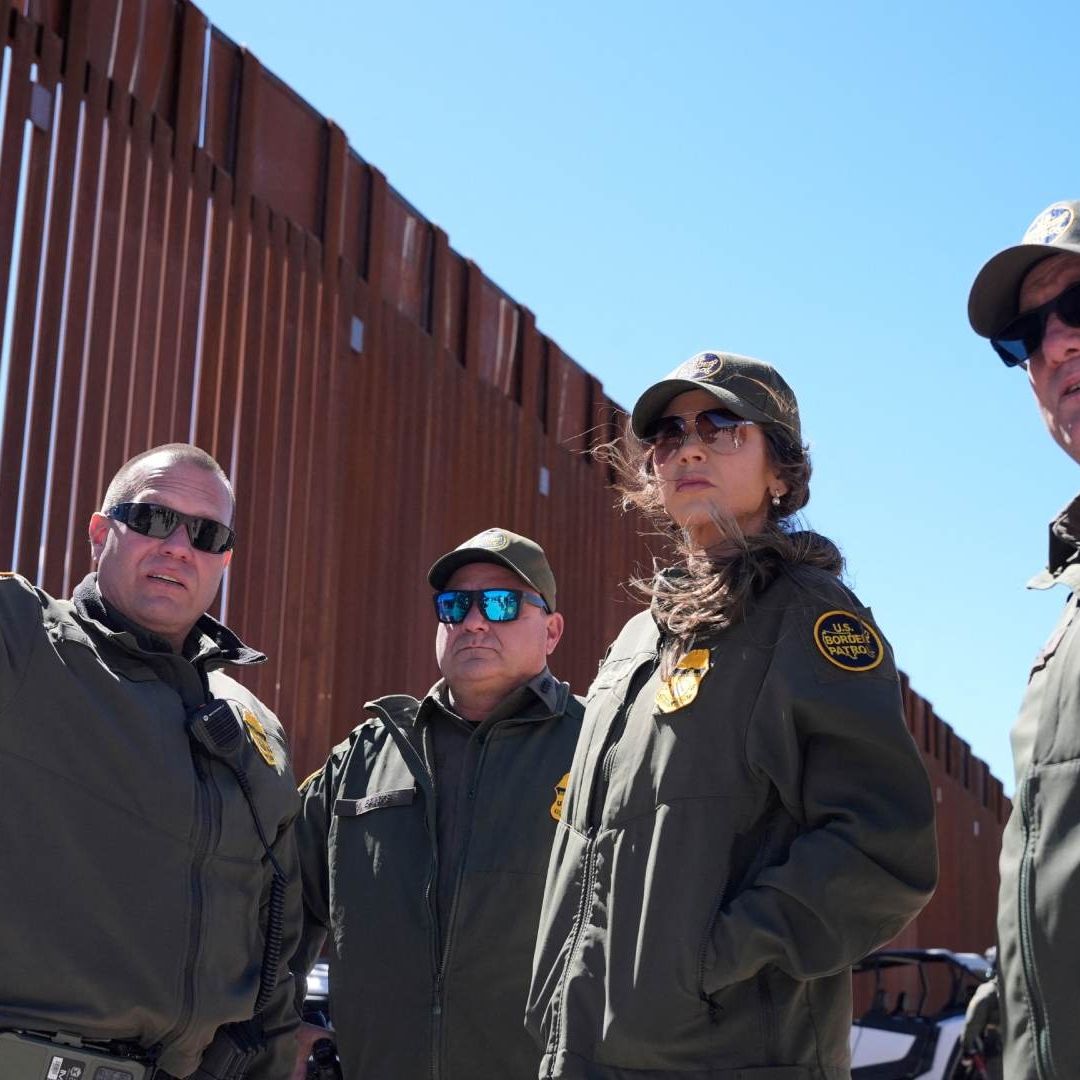 La secretaria de Seguridad Nacional, Kristi Noem, durante un recorrido en el muro fronterizo