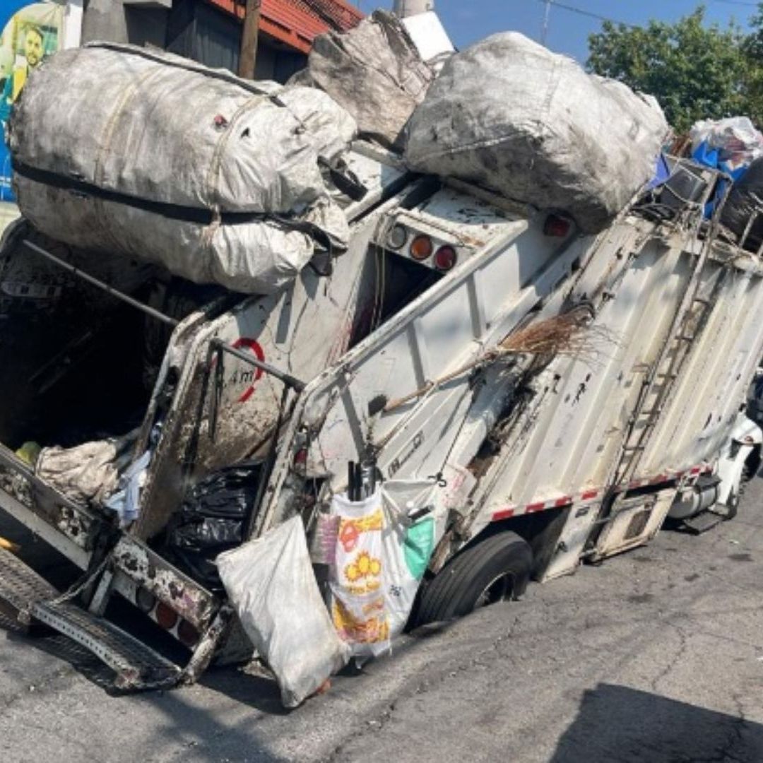 La grieta más grande se formó después de una fuga de agua que duró 25 días sin ser atendida.