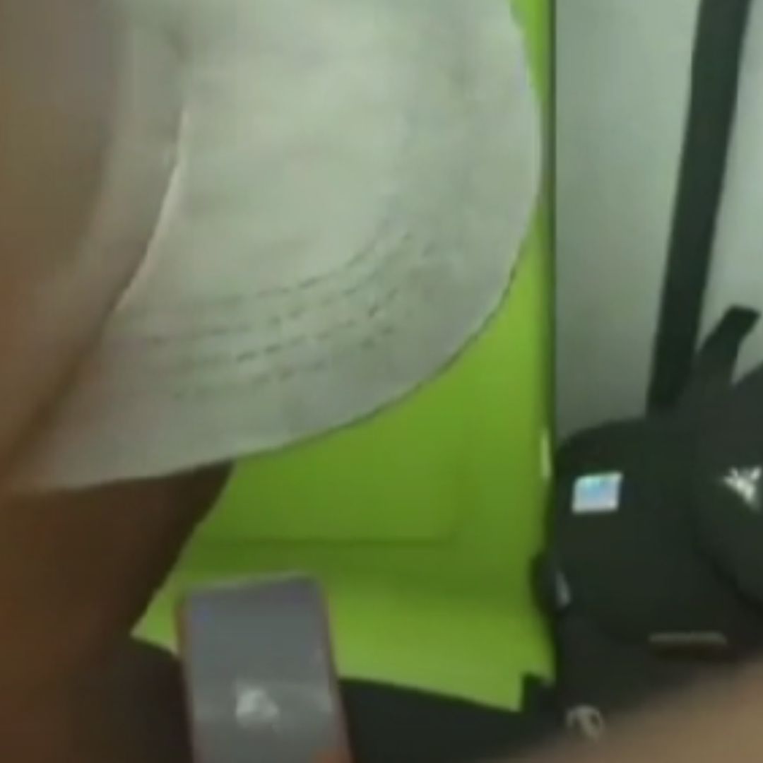 Captan a hombres inhalando polvo blanco en el Metro CDMX