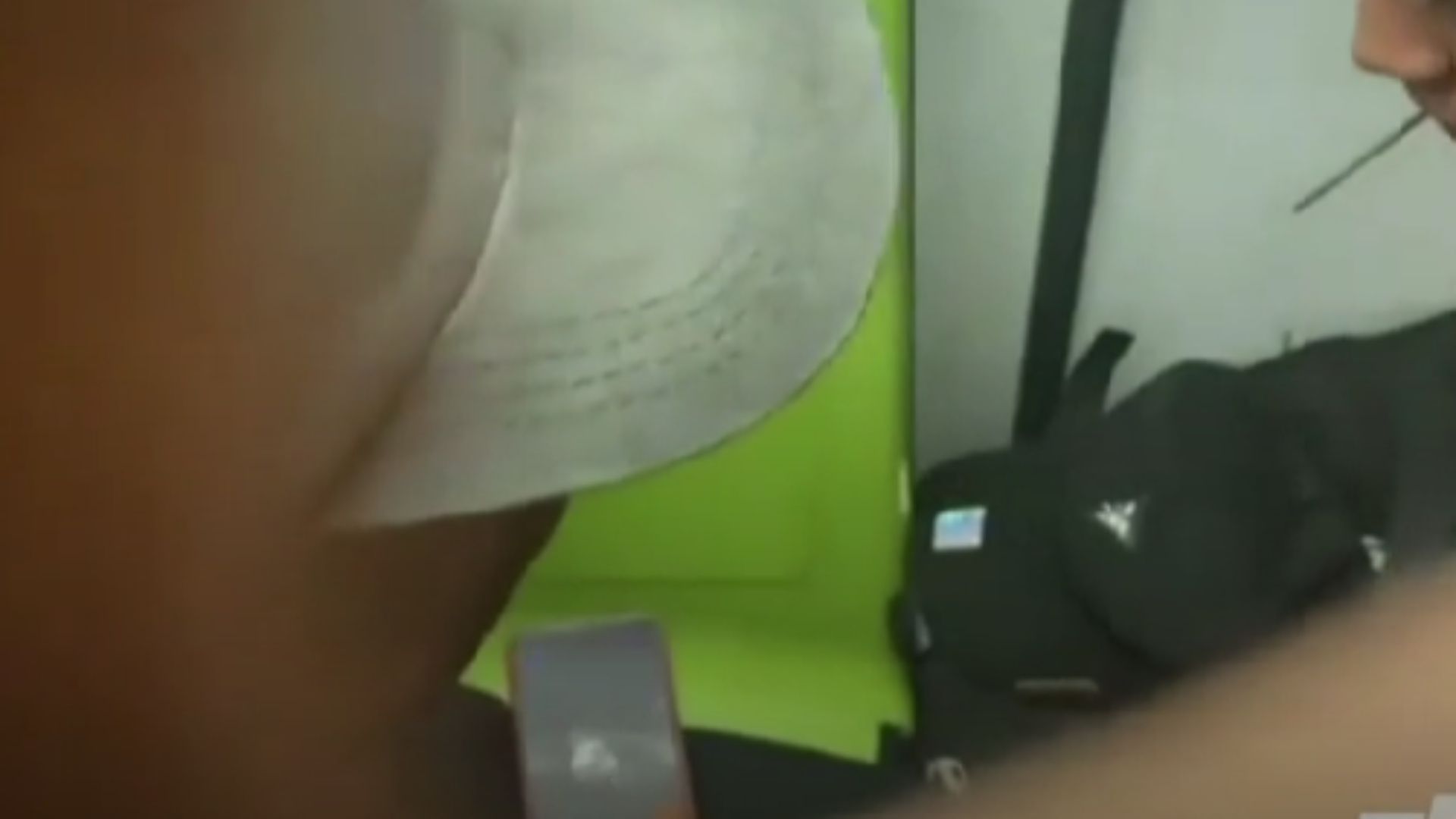 Captan a hombres inhalando polvo blanco en el Metro CDMX