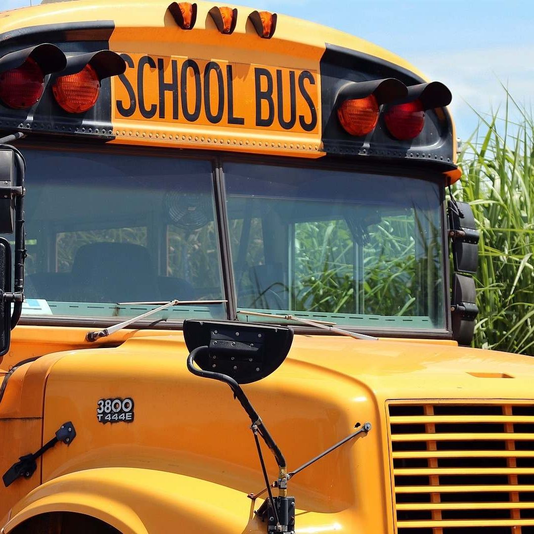 Autobús Escolar Lleno de Niños Vuelca; Chofer Iba Borracho