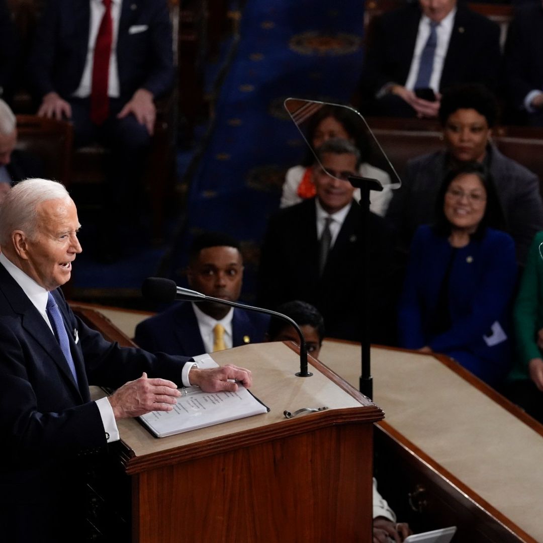 Biden, ante una sesión conjunta de la Cámara de Representantes y el Senado, abrió su intervención con una crítica directa a Trump. Foto: AP
